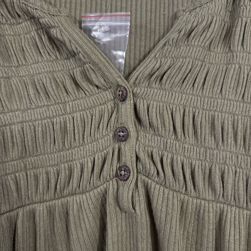Elegant Olive Blouse with Button Detail - Picture 3 of 5
